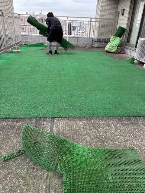 墨田区にて人工芝⛳、マンション屋上からの回収処分を承りました 墨田区にて人工芝⛳、マンション屋上からの回収処分を承りました